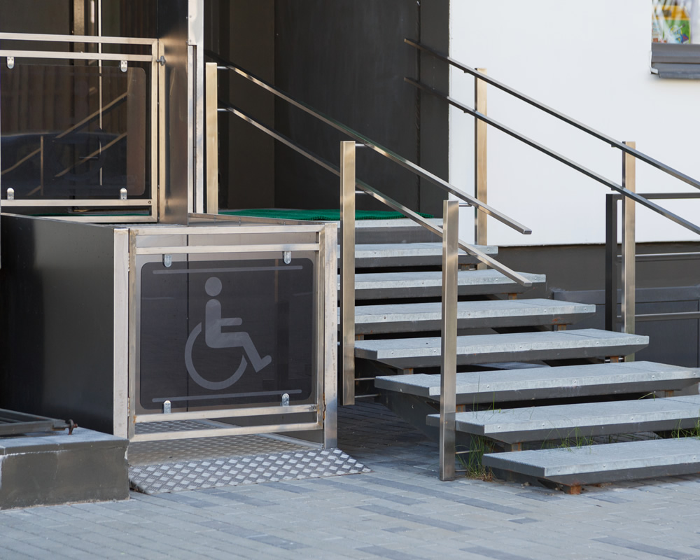 Plataforma vertical para dar accesibilidad a un edificio 
